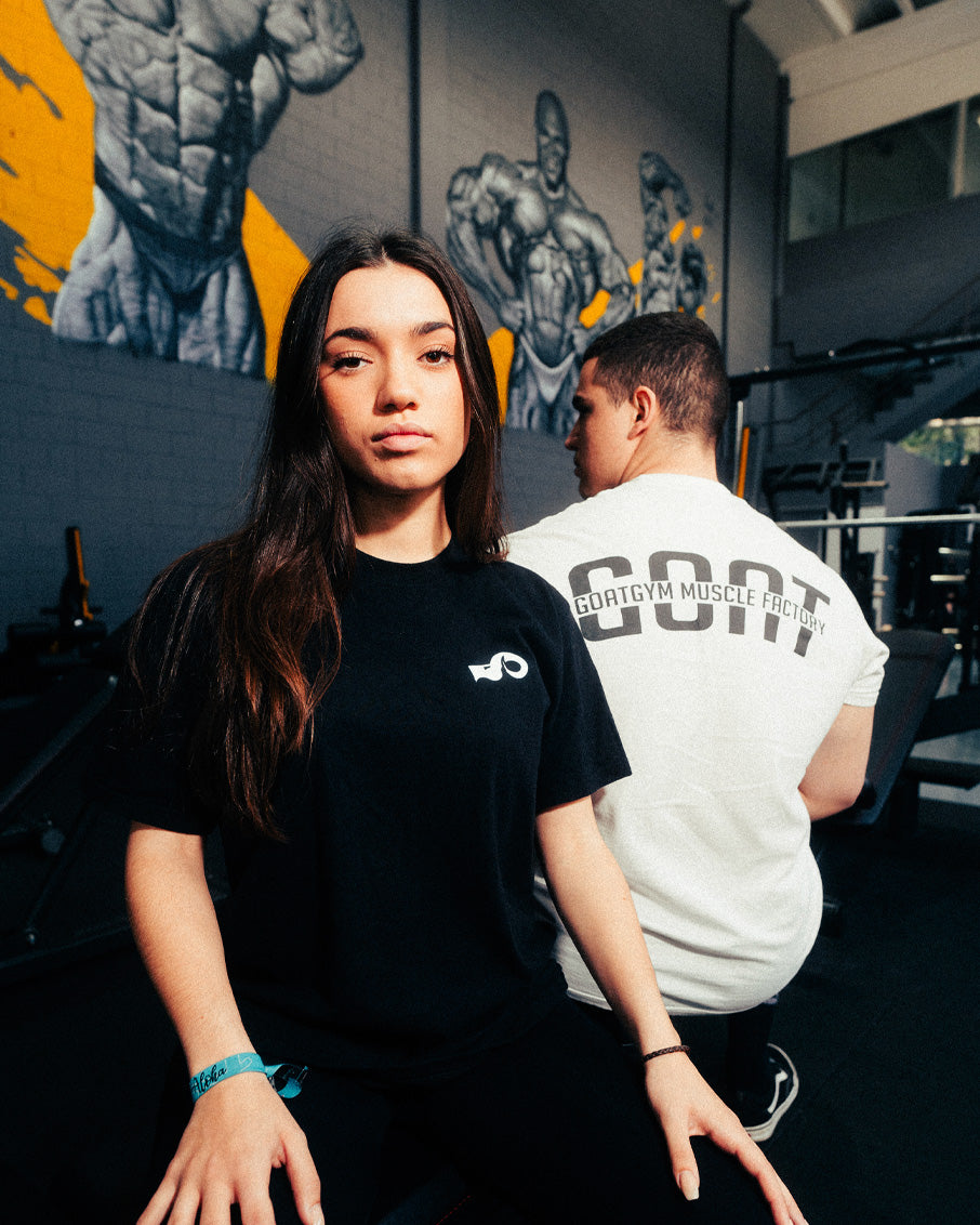 Camiseta negra básica con grafismo de la primera colección de GoatGym